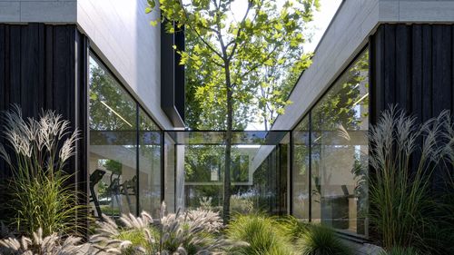 Modernistyczne wille w Łomiankach: architektura, kt&oacute;ra łączy dom, pracę i naturę